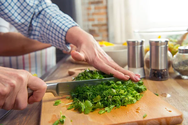 Donna taglio insalata verdi — Foto stock