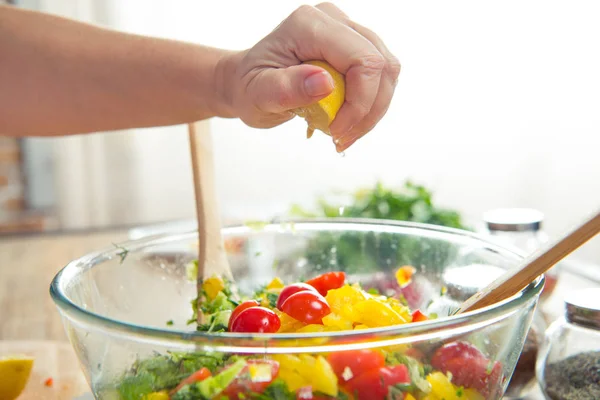 Woman squeezing lemon — Stock Photo