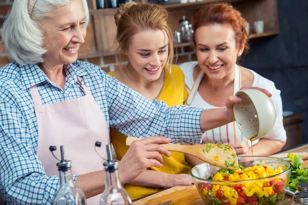 Family cooking together in kitchen — Stock Photo