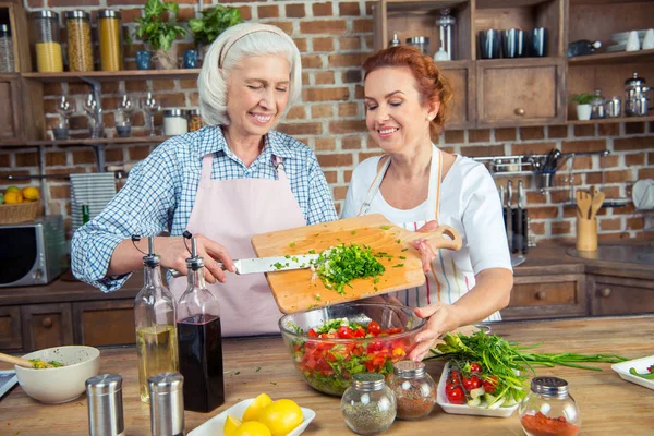 Women cooking together — Stock Photo