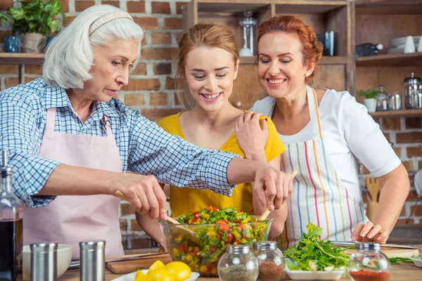 Cocina familiar juntos en la cocina - foto de stock