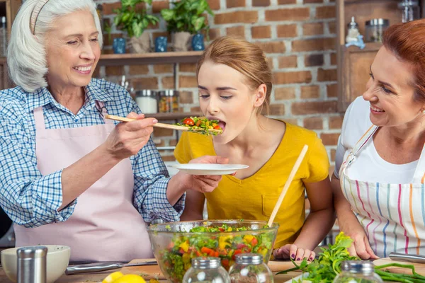 Donna degustazione insalata di verdure — Foto stock