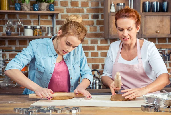 Mãe e filha fazendo biscoitos de gengibre — Fotografia de Stock