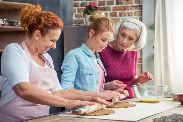 Familie bereitet Lebkuchen zu — Stockfoto