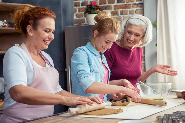 Famille préparant des biscuits au pain d'épice — Photo de stock