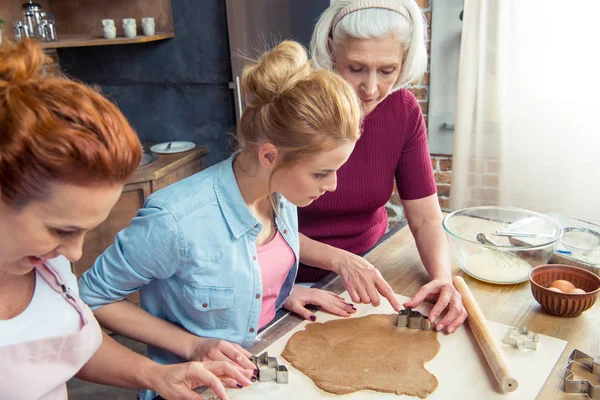 Família preparando biscoitos de gengibre — Fotografia de Stock