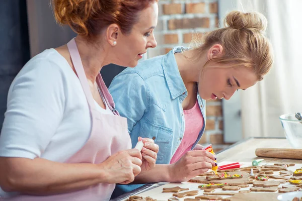 Mutter und Tochter backen Kekse — Stockfoto