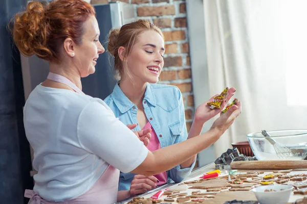 Madre e hija haciendo galletas - foto de stock