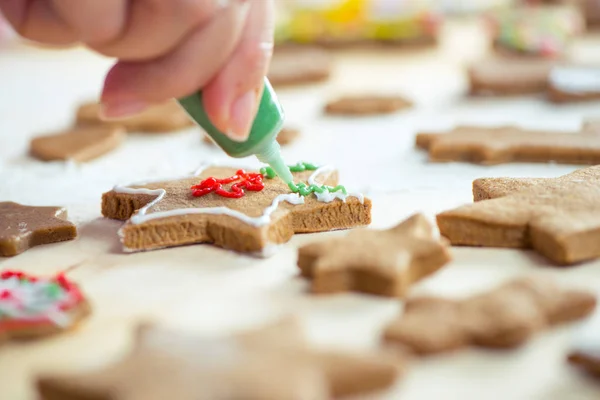 Icing Christmas cookies — Stock Photo