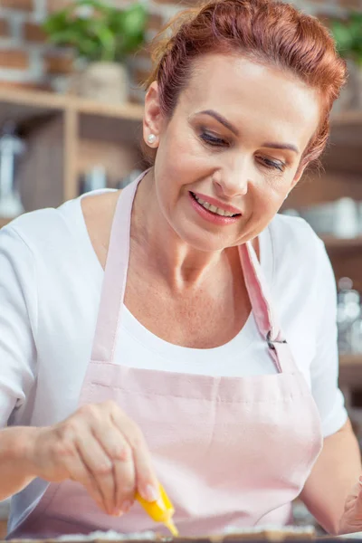 Icing Christmas cookies — Stock Photo