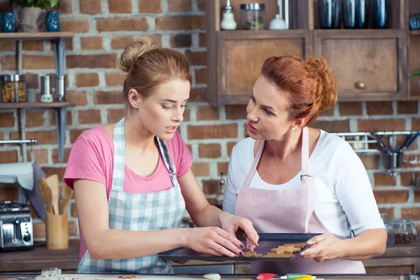 Mutter und Tochter backen Kekse — Stockfoto