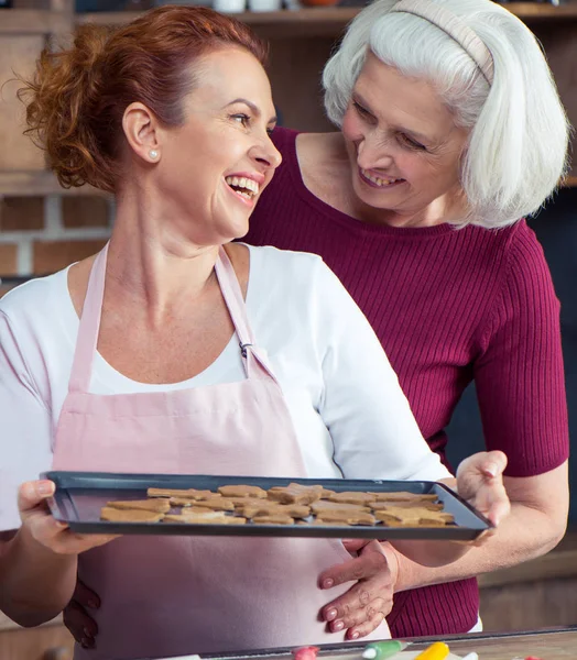 Madre e hija haciendo galletas - foto de stock