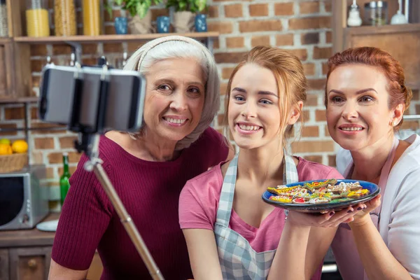 Fare selfie in famiglia — Foto stock