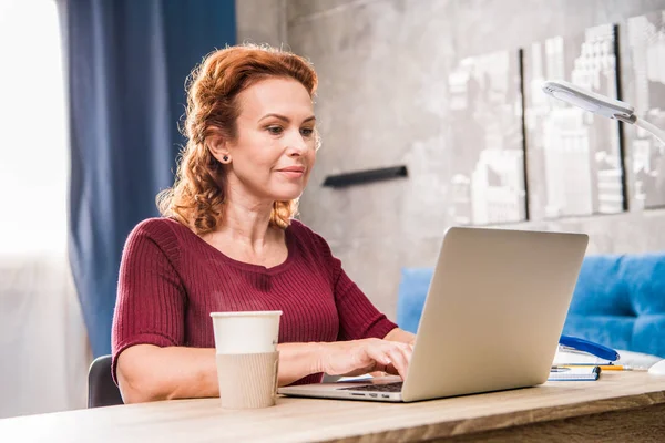 Femme utilisant un ordinateur portable — Photo de stock