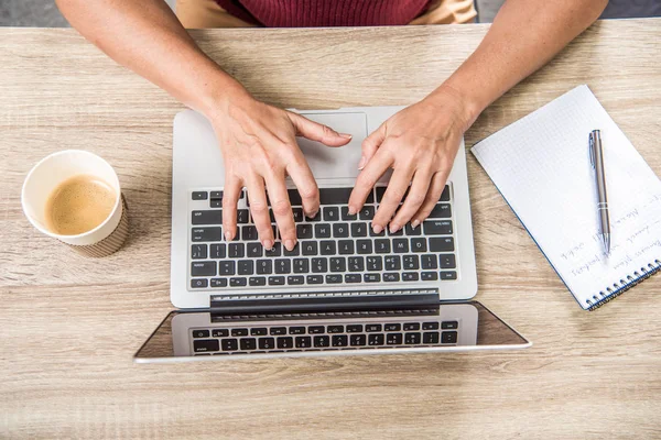 Donna utilizzando il computer portatile — Foto stock