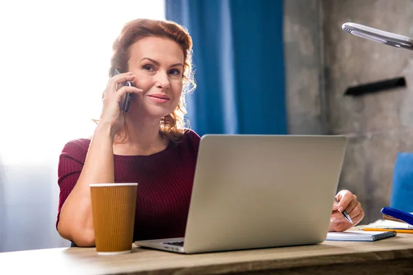 Donna utilizzando il computer portatile — Foto stock