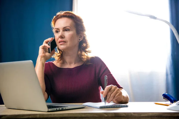 Frau spricht auf Smartphone — Stockfoto