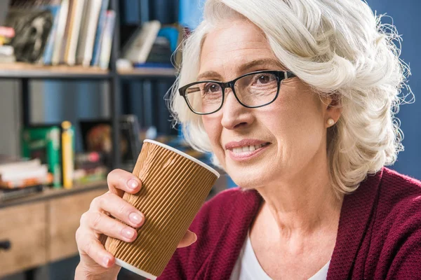 Femme tenant tasse en papier — Photo de stock