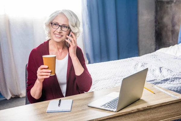 Frau spricht auf Smartphone — Stockfoto