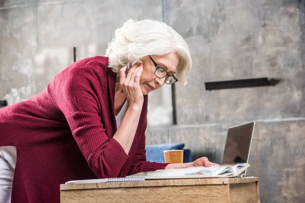 Senior woman reading book — Stock Photo