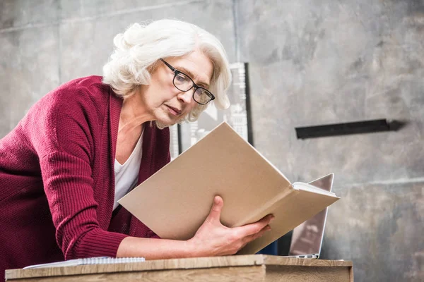 Senior femme lecture livre — Photo de stock