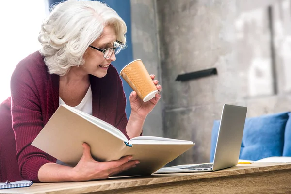 Woman holding paper cup — Stock Photo