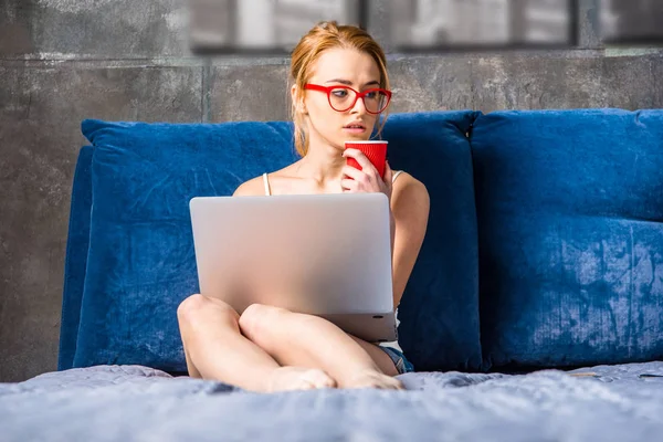 Woman using laptop — Stock Photo