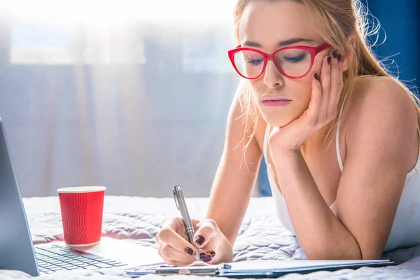 Girl making notes — Stock Photo