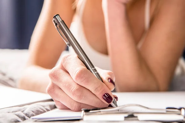 Mädchen macht sich Notizen — Stockfoto