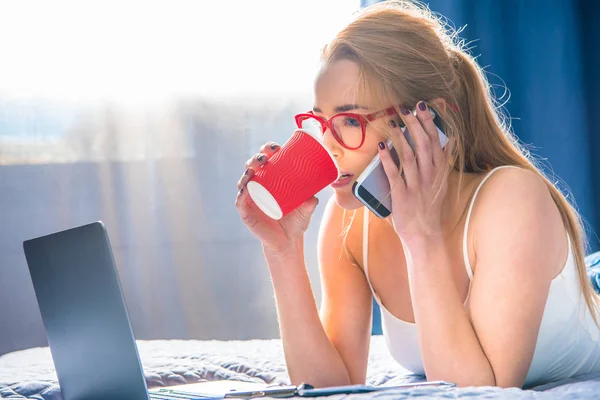 Mädchen spricht auf Smartphone — Stockfoto