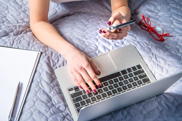 Donna utilizzando il computer portatile — Foto stock