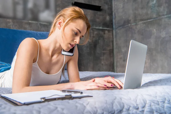 Woman using laptop — Stock Photo