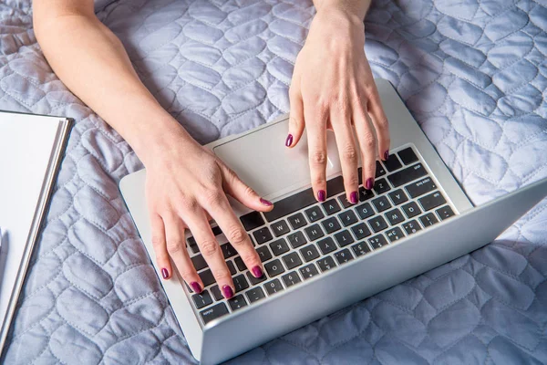 Woman using laptop — Stock Photo