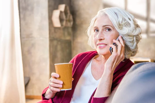 Mulher falando no telefone móvel — Fotografia de Stock