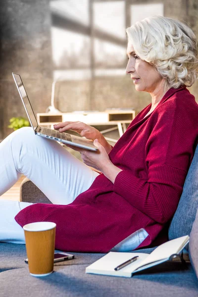 Жінка, використовуючи ноутбук — Stock Photo