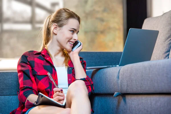 Girl talking on smartphone — Stock Photo