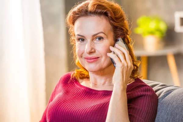 Frau telefoniert mit Handy — Stockfoto