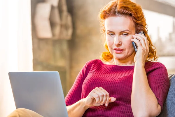 Mulher falando no telefone móvel — Fotografia de Stock