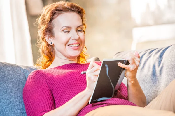 Mujer tomando notas - foto de stock