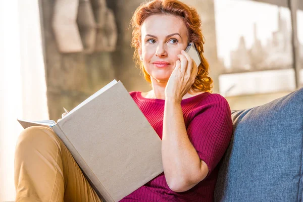 Femme parlant sur téléphone mobile — Photo de stock