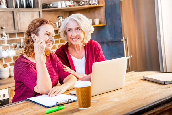 Mulheres usando laptop — Fotografia de Stock