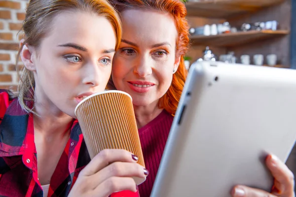 Mujeres usando tableta digital - foto de stock