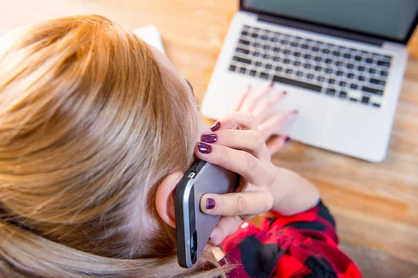 Frau spricht auf Smartphone — Stockfoto