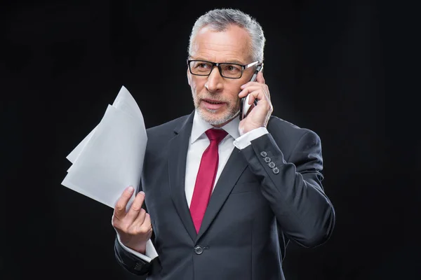 Hombre de negocios usando smartphone - foto de stock