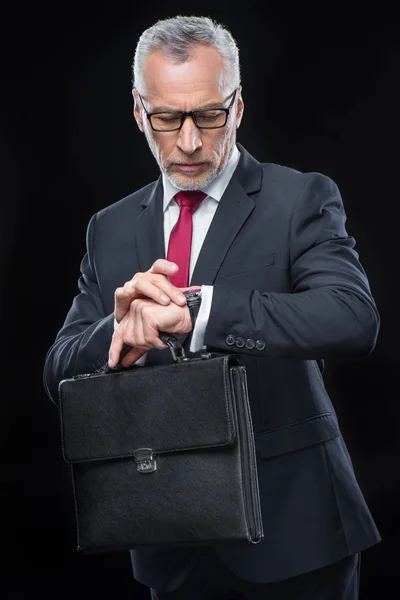 Businessman holding briefcase — Stock Photo