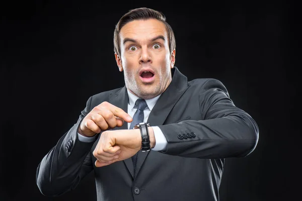 Hombre de negocios asustado con reloj de pulsera - foto de stock