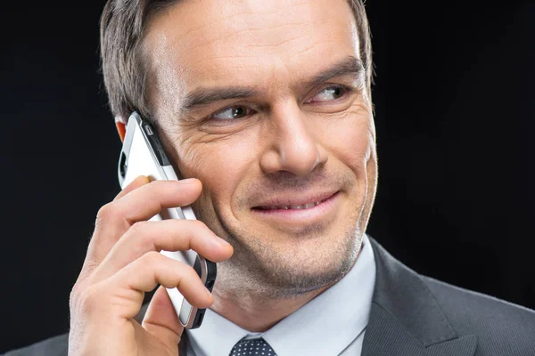 Businessman talking on smartphone — Stock Photo