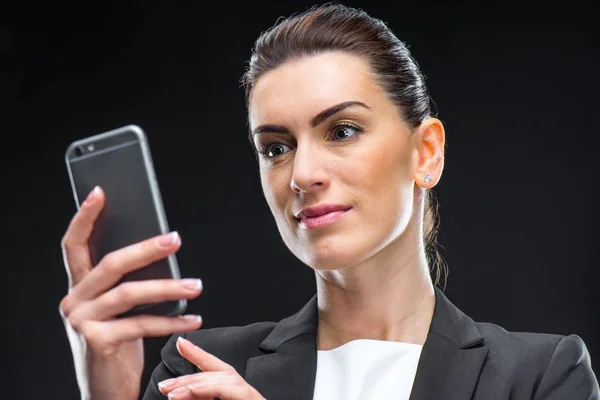 Бізнес-леді за допомогою смартфона — стокове фото