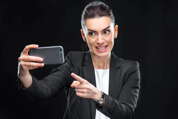 Femme d'affaires utilisant un smartphone — Photo de stock