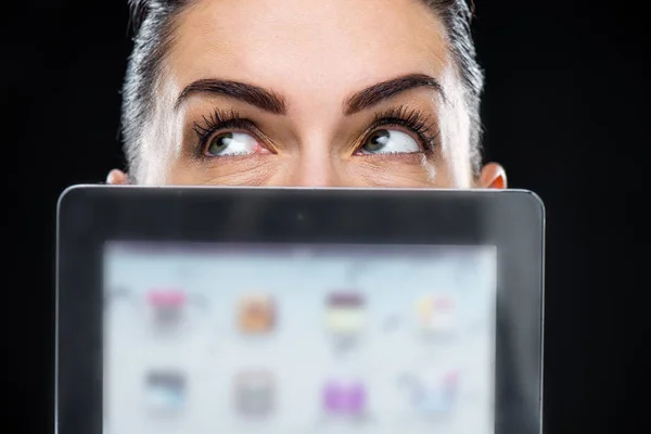 Empresaria mostrando tableta digital - foto de stock